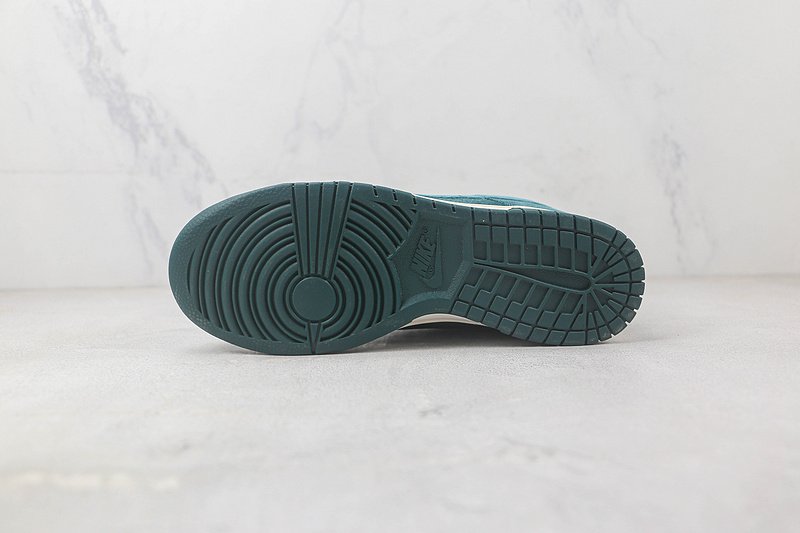 Nike SB Dunk Low "Green Velvet" фото № 9