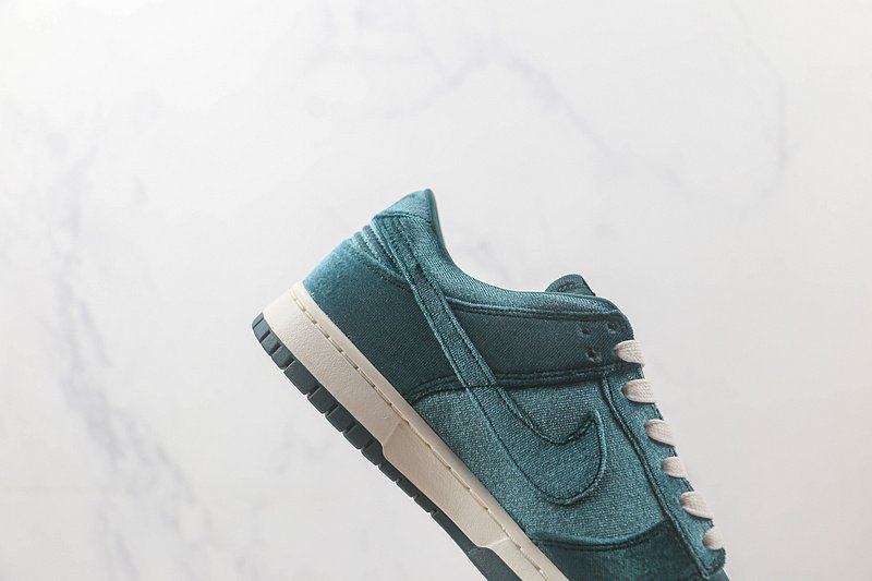Nike SB Dunk Low "Green Velvet" фото № 4