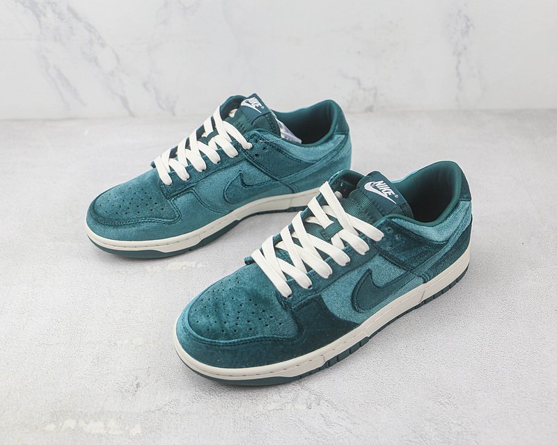 Nike SB Dunk Low "Green Velvet" фото № 5