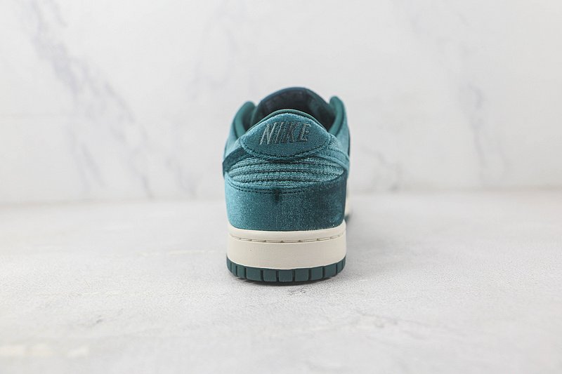 Nike SB Dunk Low "Green Velvet" фото № 8