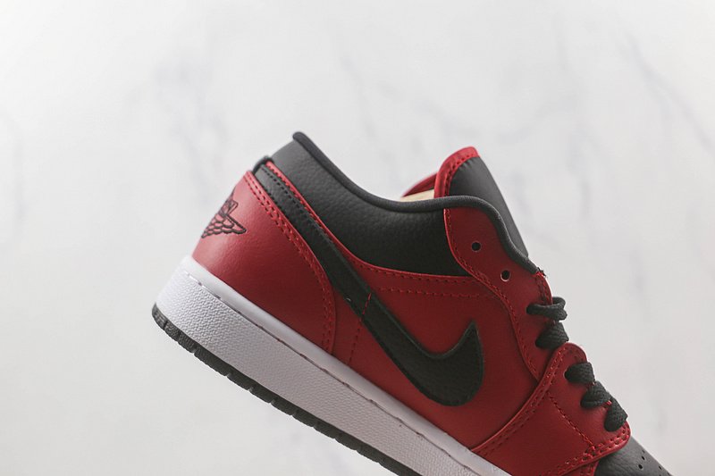 Air Jordan 1 Low "Reverse Bred Pebbled Swoosh" фото № 4