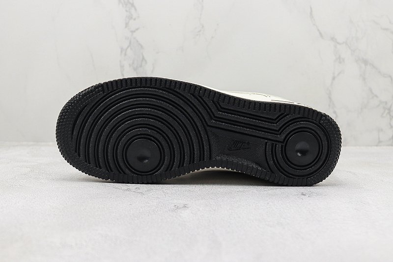 Undefeated x Nike Air Force 1 Low "Beige/Black" фото № 6