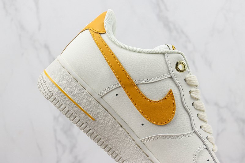 Nike Air Force 1 Low "White/University Gold" фото № 3