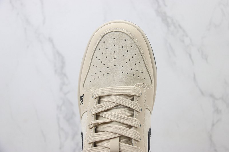 Louis Vuitton x Nike Dunk Low "Pale Oyster/Black" фото № 4