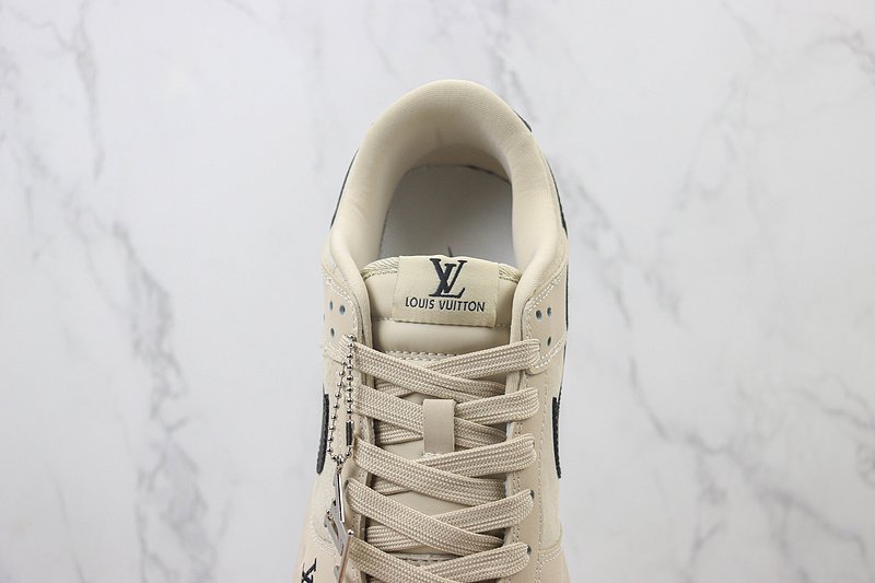 Louis Vuitton x Nike Dunk Low "Pale Oyster/Black" фото № 5