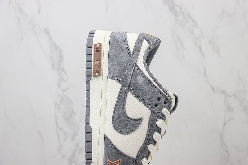 Louis Vuitton x Nike Dunk Low "Woodgate Grey/White" фото № 3