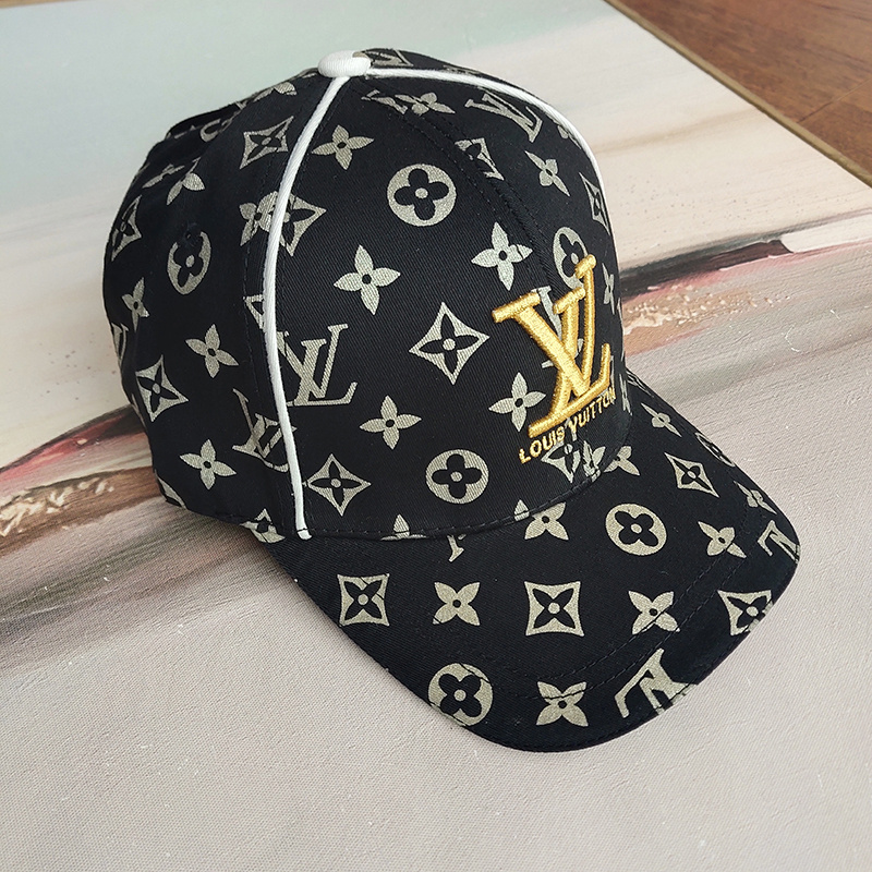 Кепка Louis Vuitton With Imitation Of The Golden Logo "Black" фото № 2