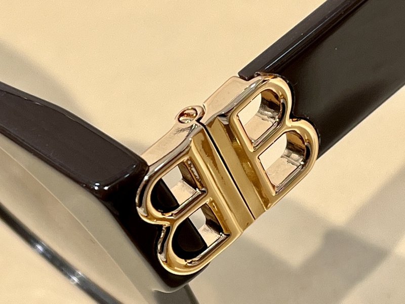 Солнцезащитные очки Balenciaga Temples Decorated By Gold Letters "Black" фото № 2