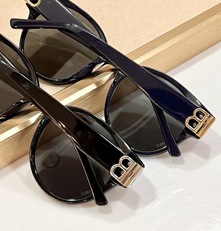 Солнцезащитные очки Balenciaga Temples Decorated By Gold Letters "Black" фото № 7