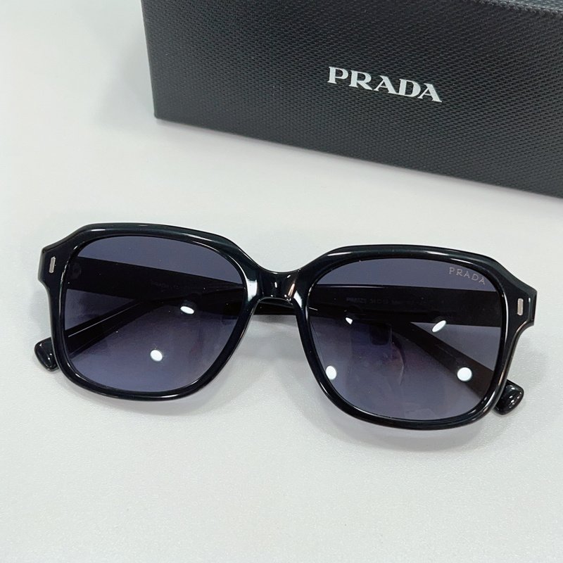 Солнцезащитные очки Prada Frame With Small Stripe And Inscription "Black/Gray" фото № 2