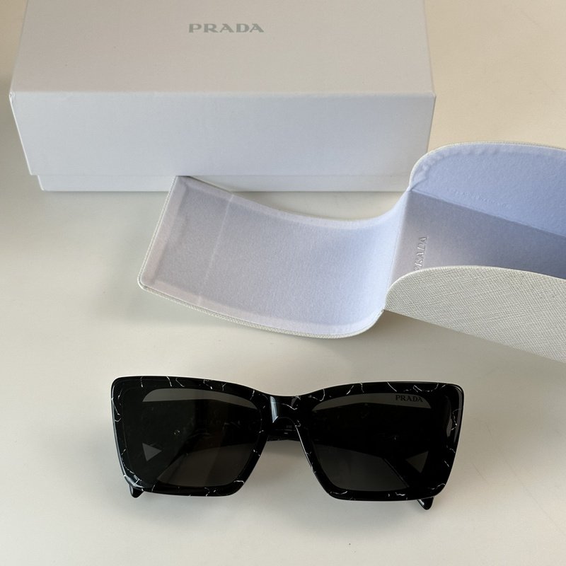 Солнцезащитные очки Prada Wide Frame WIth Triangle And Logo "Black/Gray" фото № 2
