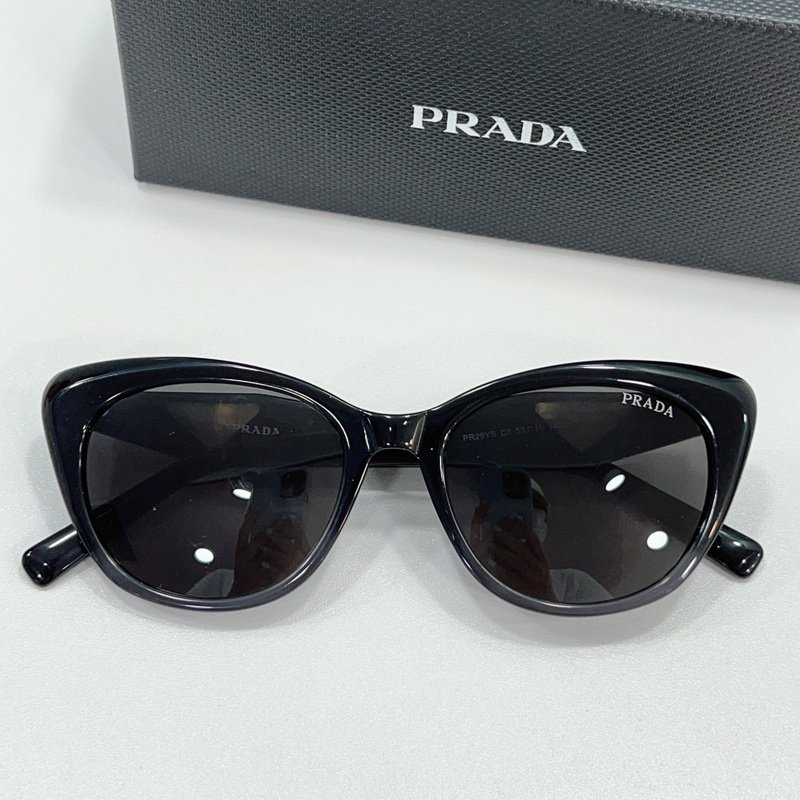 Солнцезащитные очки Prada Cat Eye Shaped Frame With Gold Logo "Gray/Black" фото № 2