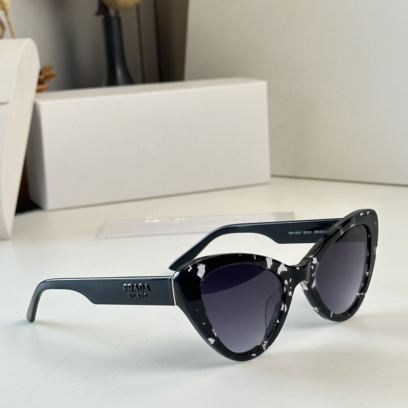 Солнцезащитные очки Prada Triangle Form Frame With Logo Inscription "Black/White" фото № 2