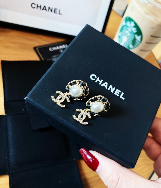 Серьги Chanel Logo Symbol Under Pearl "Gold" фото № 3