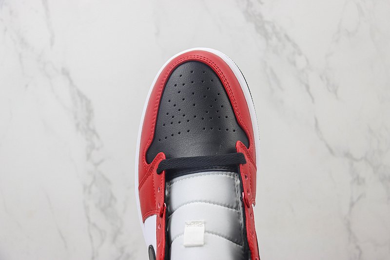 Air Jordan 1 Mid "Chicago/Black Toe" фото № 4