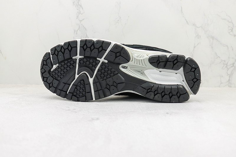 New Balance 2002R "Black/White" фото № 8