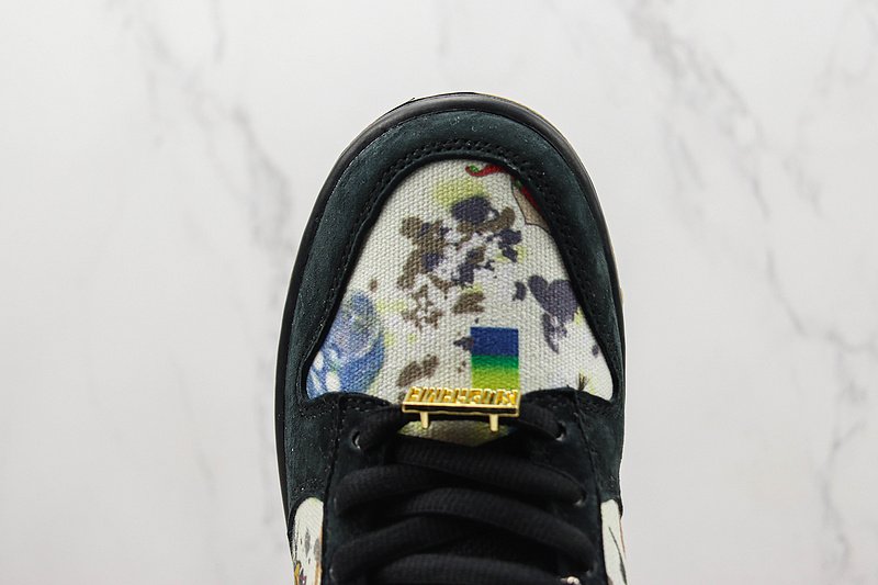 Supreme x Nike SB Dunk Low "Rammellzee" фото № 3