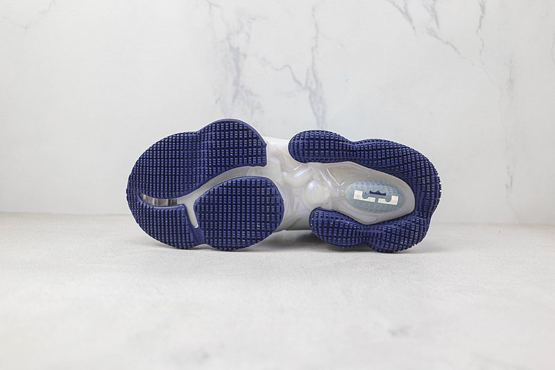 Nike LeBron 19 "Sweatsuit" фото № 8