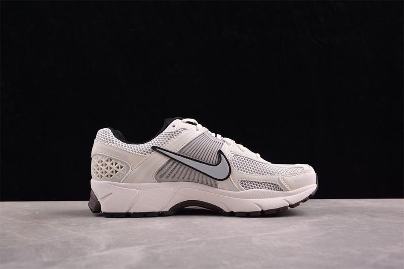 Nike Zoom Vomero 5 "White/Black" фото № 3