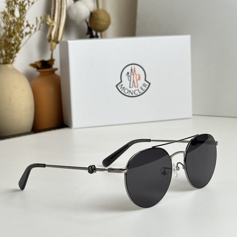 Солнцезащитные очки Moncler Rounded Shaped And Thin Frame "Black" фото № 2