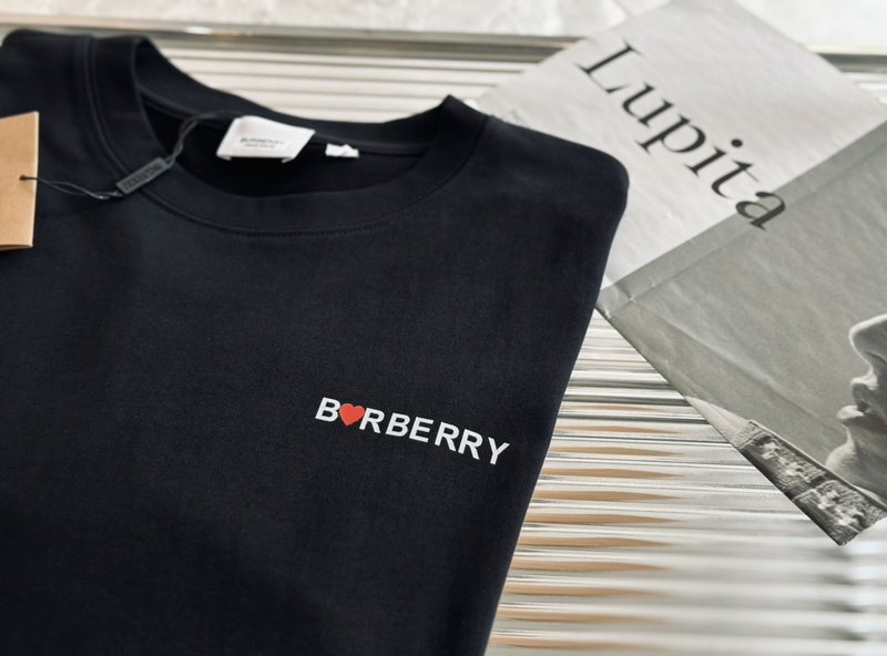 Футболка Burberry With Red Heart On The Back "Black" фото № 2