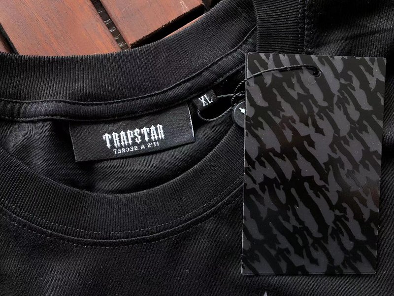 Футболка Trapstar Wide Logo Lettering With Three Color Background Back "Black" фото № 3
