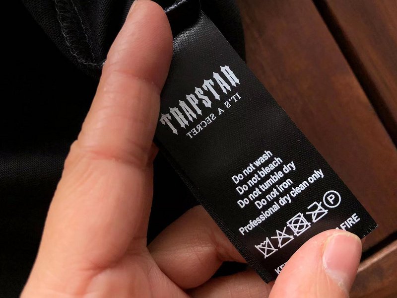 Футболка Trapstar Wide Logo Lettering With Three Color Background Back "Black" фото № 4