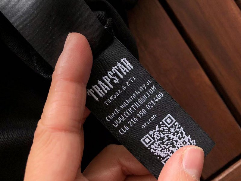 Футболка Trapstar Wide Logo Lettering With Three Color Background Back "Black" фото № 5