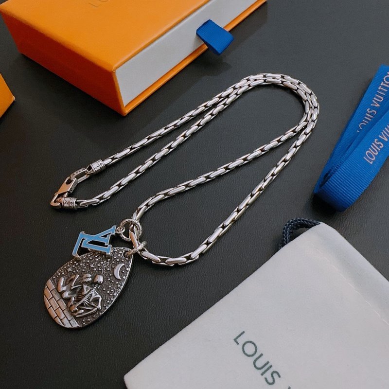 Подвеска Louis Vuitton Symbol Decoration - Couple And Logo "Silver" фото № 4