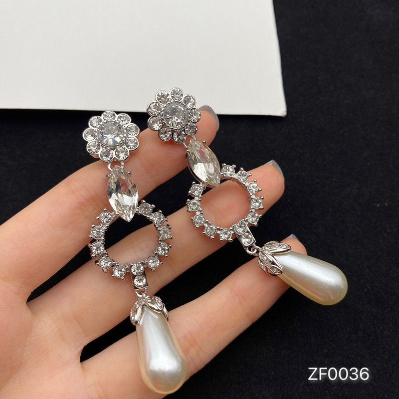 Серьги Miu Miu Shaped Circle With Pearl "Silver" фото № 3