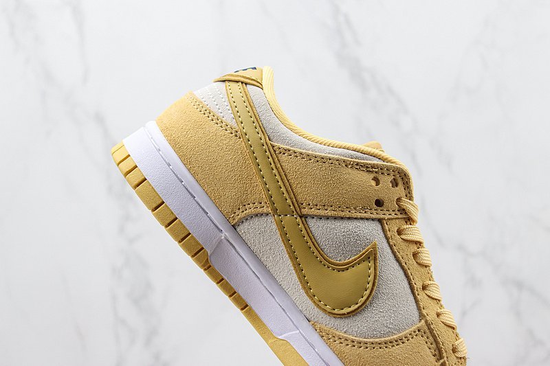 Nike SB Dunk Low "Gold Suede" фото № 4