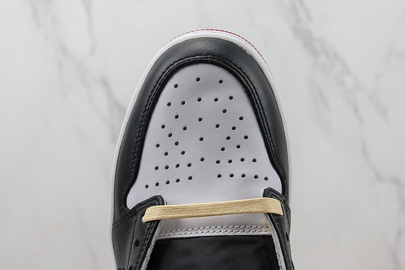 Air Jordan 1 Retro Low "Black Toe" фото № 3