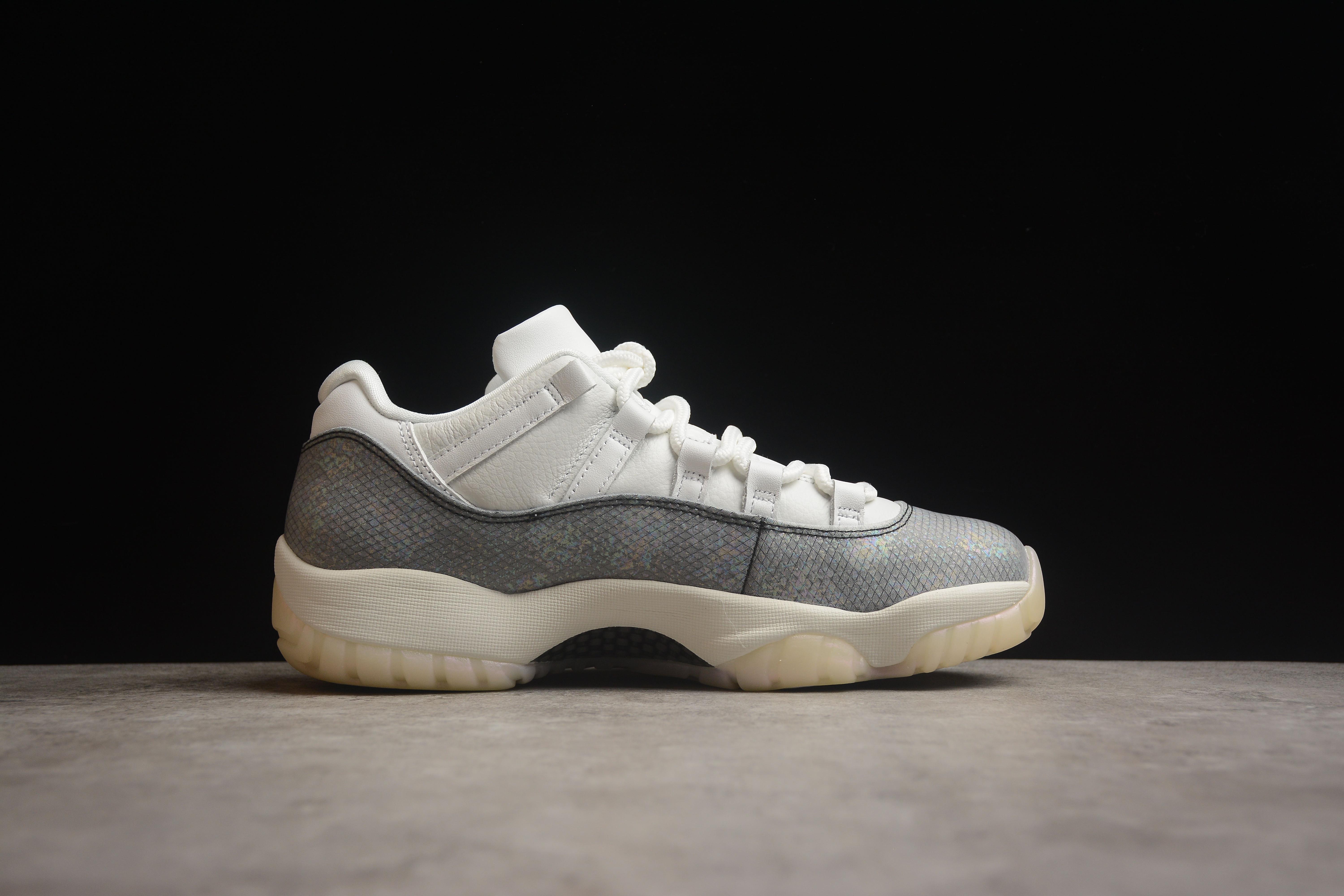 Air Jordan 11 Retro "White Silver" фото № 2