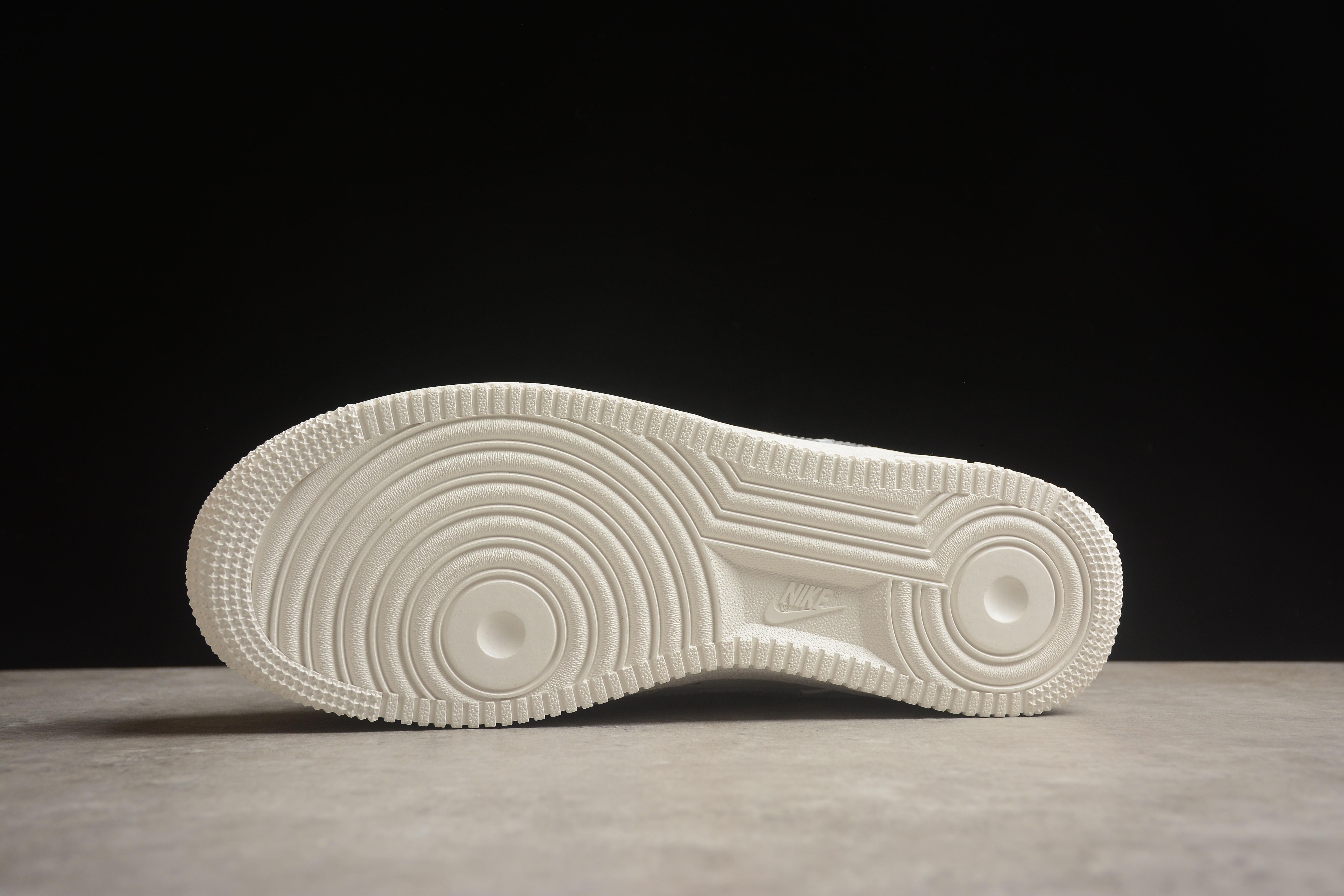 Kaws x Nike Air Force 1 Low "White/Grey" фото № 4