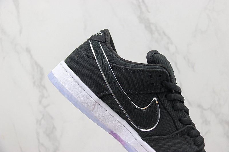Eminem x Carhatt x Nike Dunk Low "Black/White" фото № 3