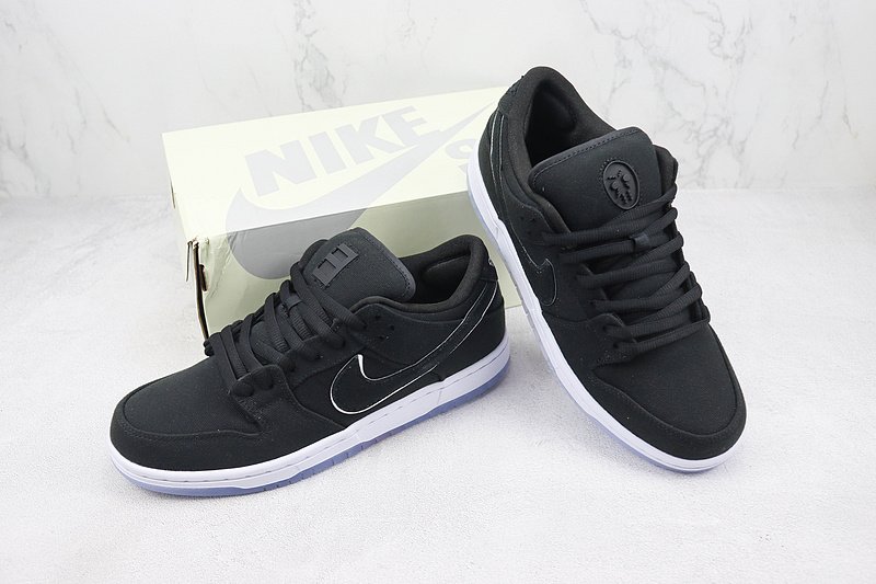 Eminem x Carhatt x Nike Dunk Low "Black/White" фото № 7