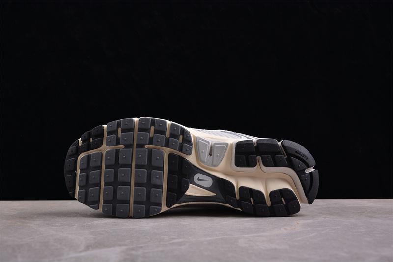 Nike Air Zoom Vomero 5 "Platinum Tint" фото № 4