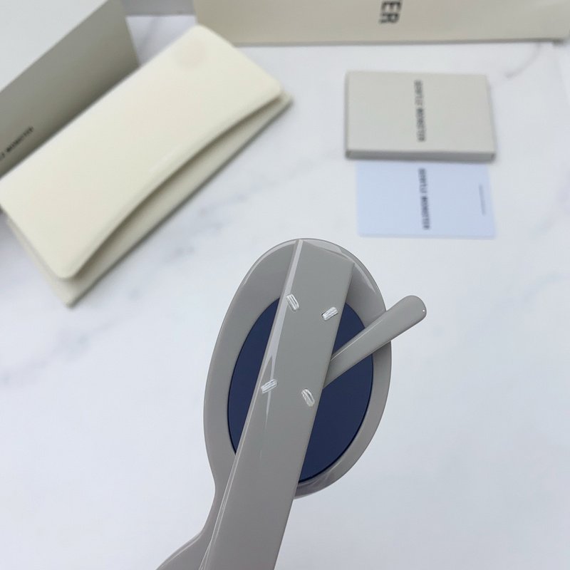 Солнцезащитные очки Maison Margiela Round Shaped And Temples Decorated By Stripes "Gray" фото № 3
