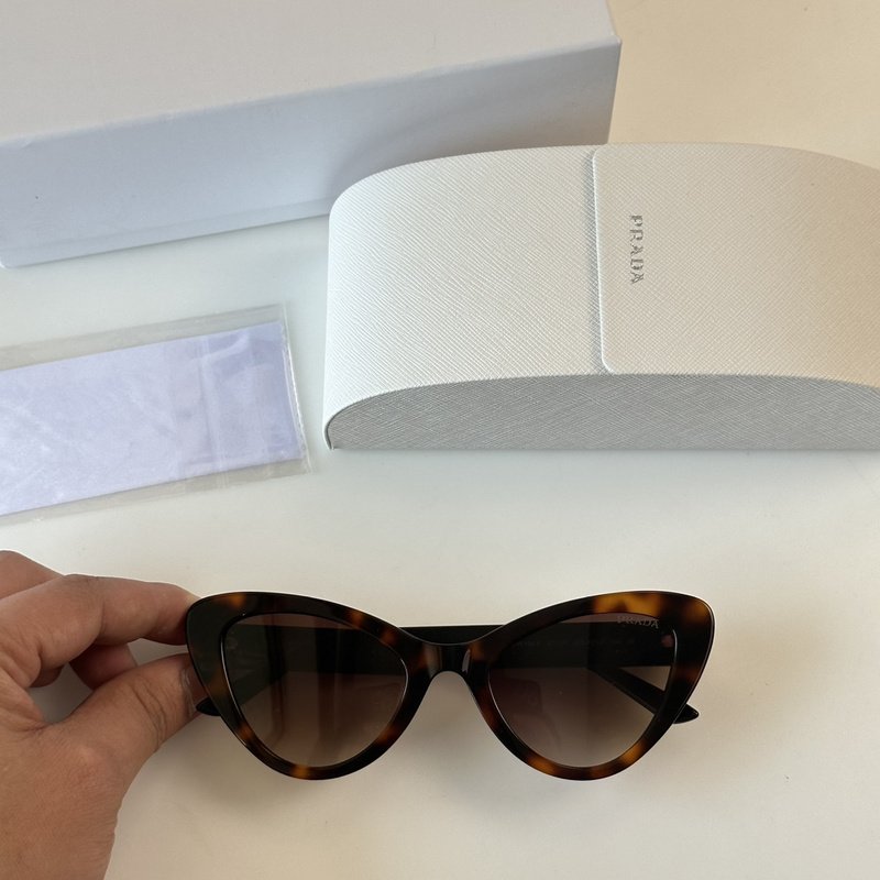 Солнцезащитные очки Prada Triangle Form Frame With Logo Inscription "Brown/Black" фото № 2