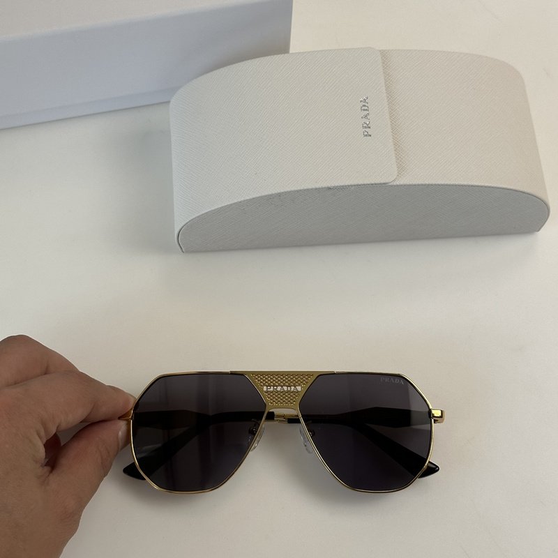 Солнцезащитные очки Prada Frame With Connected Wide Line Between Lenses "Black/Gold" фото № 2