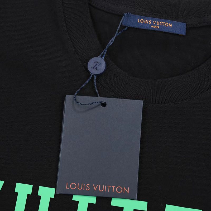 Футболка Louis Vuitton With A Blue Heart In The Logo "Black" фото № 4