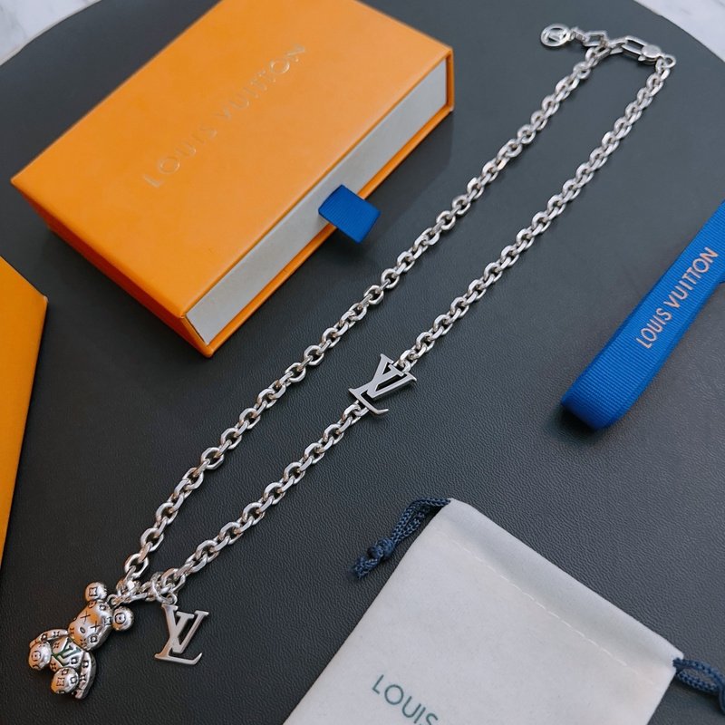 Подвеска Louis Vuitton Figure With Logo - Sitting Bear "Silver" фото № 4