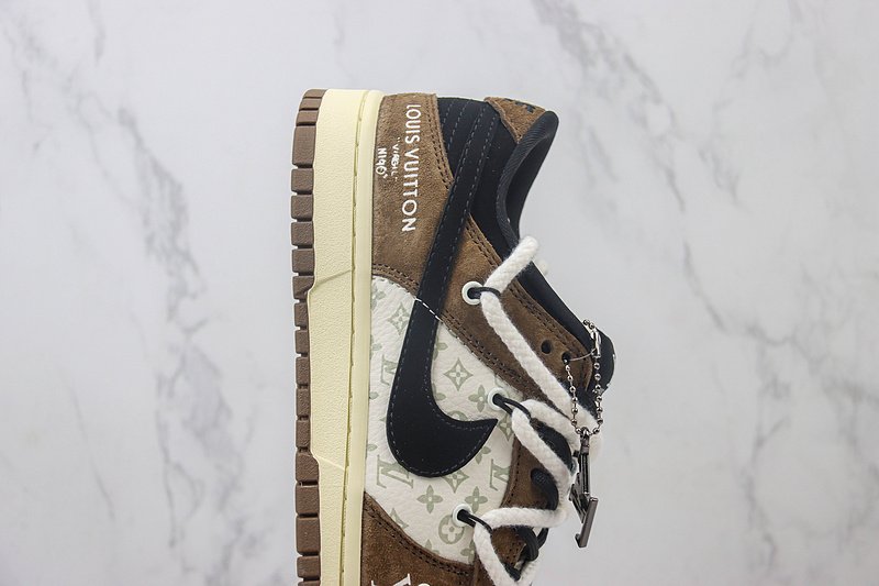 Louis Vuitton x Nike Dunk Low "Mocha Brown/Crumpet Crepe/Monogram" фото № 3