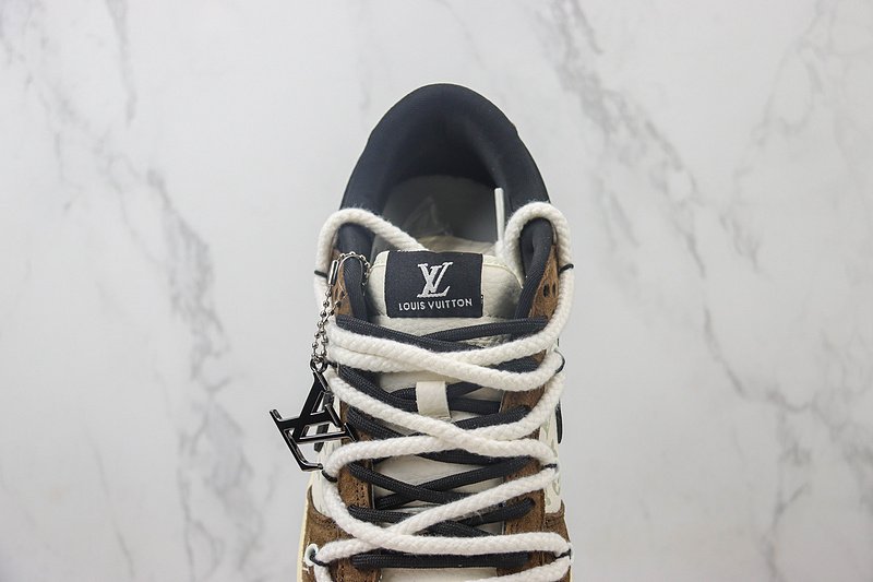Louis Vuitton x Nike Dunk Low "Mocha Brown/Crumpet Crepe/Monogram" фото № 5