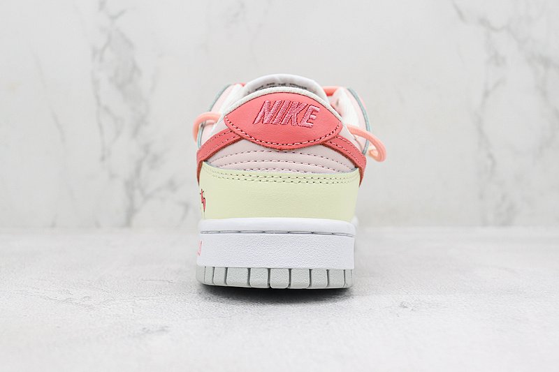 Nike Dunk Low "Hello Kitty" фото № 9