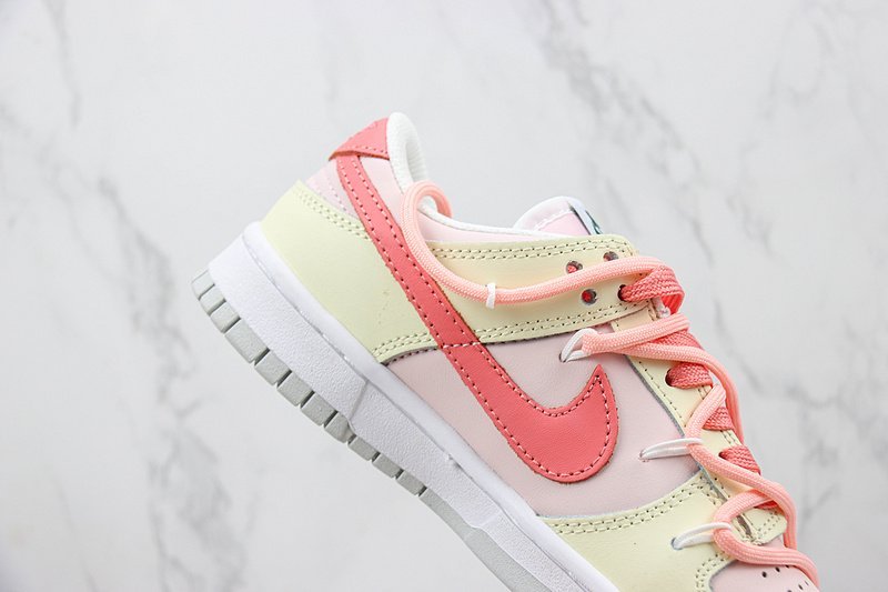 Nike Dunk Low "Hello Kitty" фото № 3