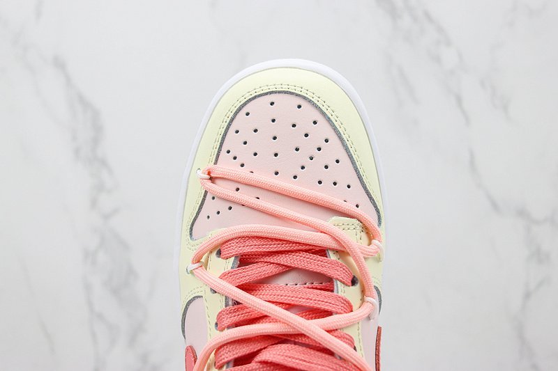 Nike Dunk Low "Hello Kitty" фото № 4