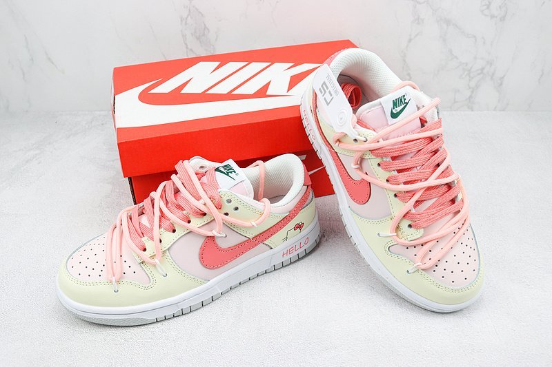 Nike Dunk Low "Hello Kitty" фото № 7