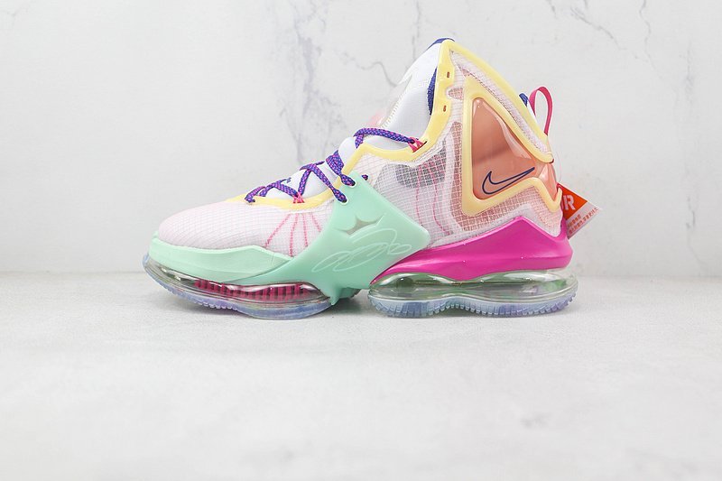 Nike LeBron 19 EP "Valentine’s Day" фото № 2