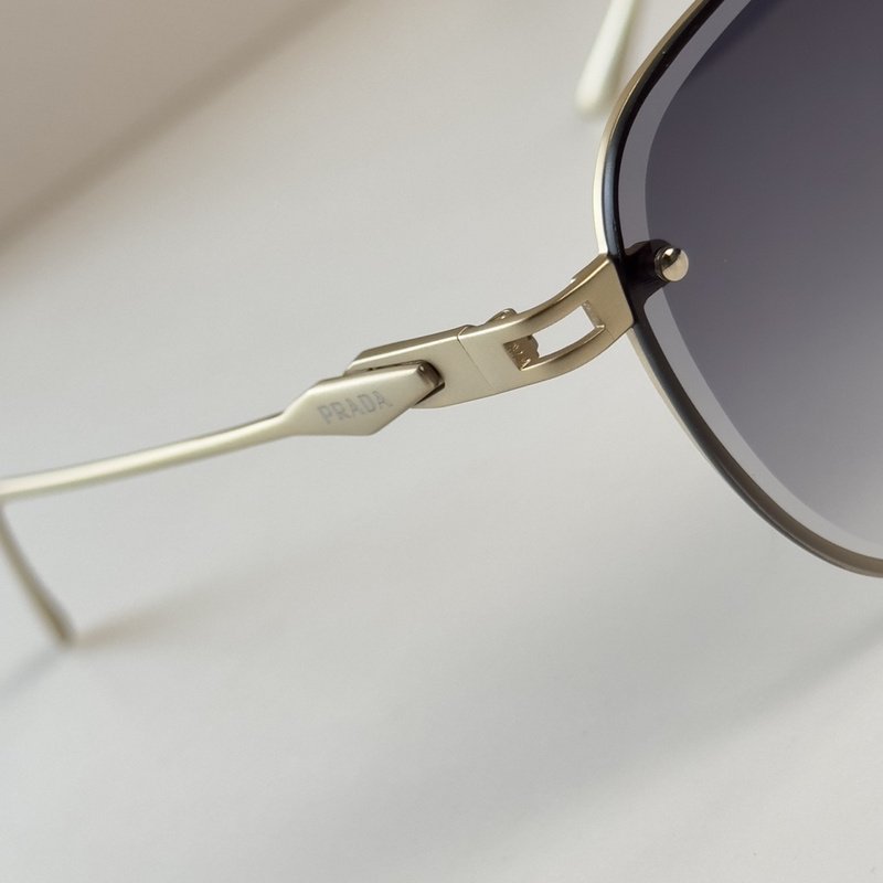 Солнцезащитные очки Prada Aviator Shaped And Thin Frame "Gray/Gold" фото № 4